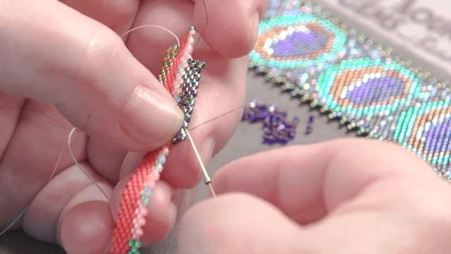 How to Make a Peacock Seed Bead Bracelet with Flat Peyote Stitch смотреть онлайн