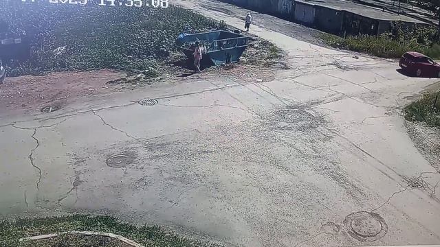А потом удивляемся откуда пакеты с мусором возле "лодочки"? смотреть онлайн