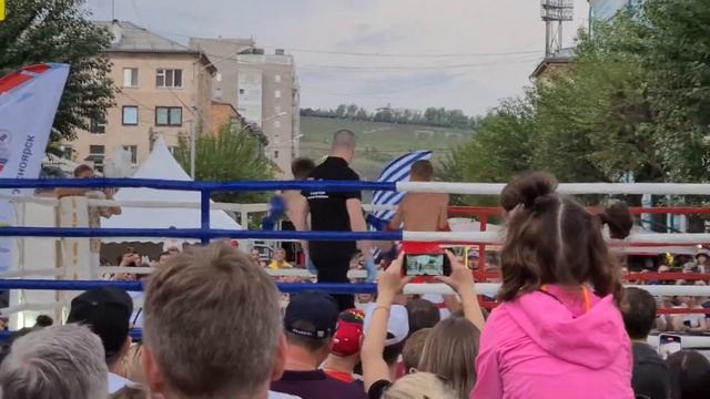 Зрителей ждут показательные тренировки по кикбоксингу, боксу. Красноярск. 25 июня 2022 г. смотреть онлайн