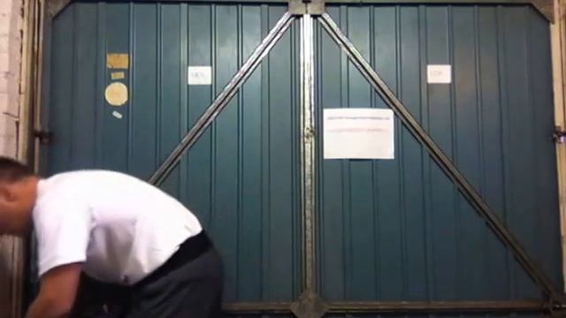 How to change the roller spindles on a Henderson Merlin garage door смотреть онлайн