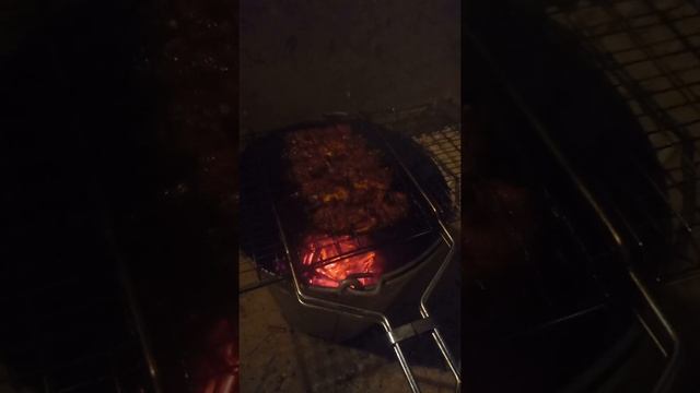 гриль на ведре из бараньих сосисок очень вкусно ! смотреть онлайн