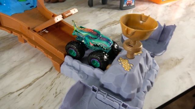 Hot Wheels Wreckin Raceway VS Fisher Price Racing Loops Tower, Epic Races & Imaginative Play смотреть онлайн