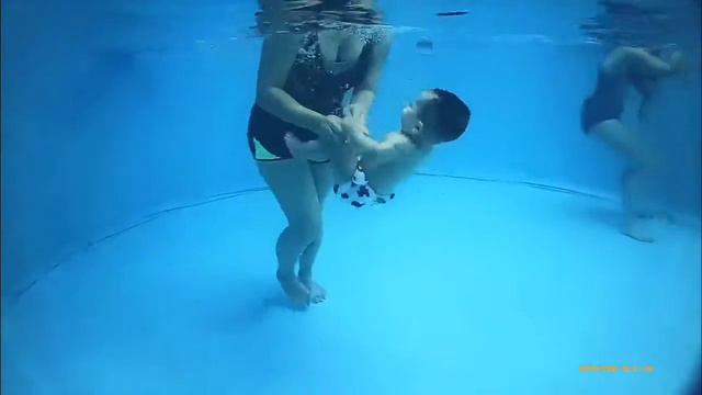 Супееер!!!Малышка просто ангелочек.Бассейн Дельфиненок в Актау смотреть онлайн