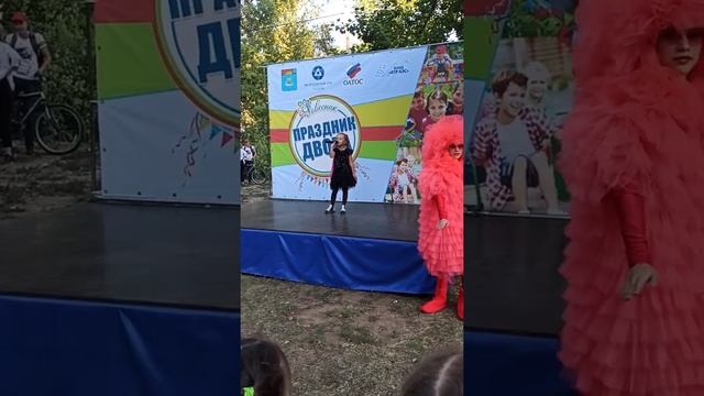 Праздник двора, Злата поет песню смотреть онлайн