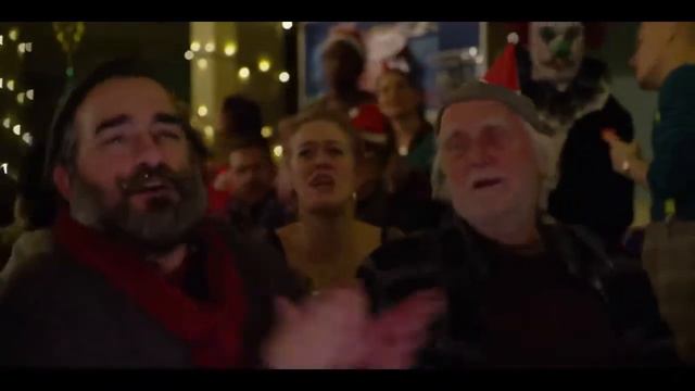 Эмилия Кларк поёт Последнее Рождество.