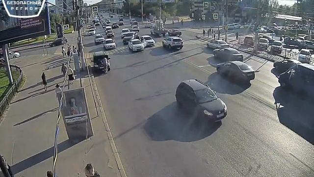 На видео попал квест бессмертного пешехода на площади Чекистов в Волгограде смотреть онлайн