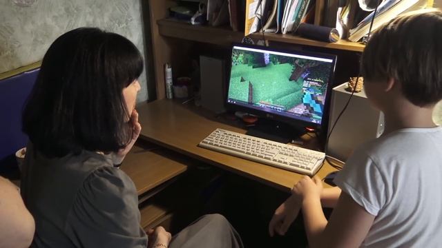 УЧИТЕЛЬНИЦА ШКОЛЫ ИГРАЕТ В МАЙНКРАФТ В РЕАЛЬНОЙ ЖИЗНИ! смотреть онлайн