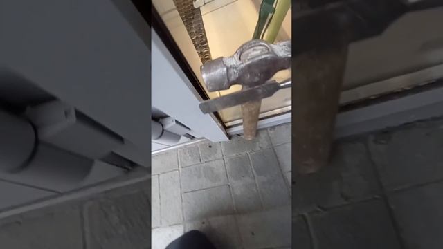 Как снять крышку с фасадного прижима подручным способом #секретыоконщика смотреть онлайн