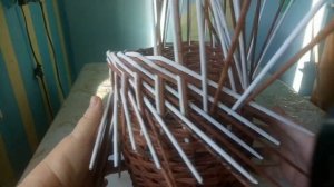 Красивая корзина из бумажной лозы своими руками