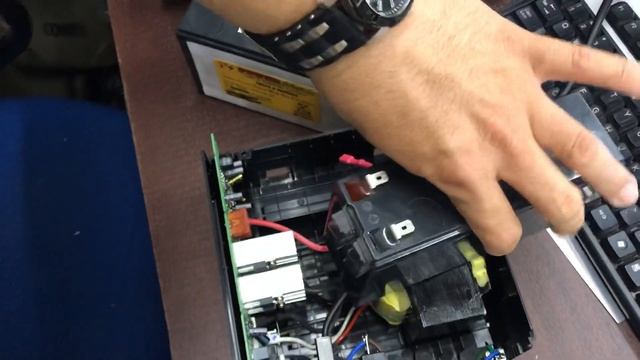 Cara Ganti Baterai Ups Apc RS500 / Cara Bongkar Pasang Baterai Ups APC BR500Ci-As смотреть онлайн