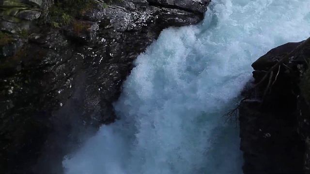 Водопад у придорожного кафе, Норвегия