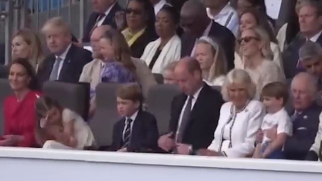 Adorable moment Prince Louis asked to sit on his grandfather's knee during the Jubilee celebrations смотреть онлайн