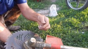 Снимаем с триммера диск и ставим катушку.