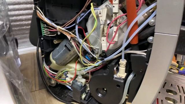 Delonghi с автокаппучино. Почему разница в цене у почти одинаковых Кофемашин. 24.467 и 23.450 23.46 смотреть онлайн