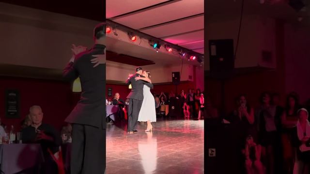 曲目三｜优雅的尽头是Vals！? Suyay Quiroga y Jonny Carvajal ??Cuatro Palabras-Biagi смотреть онлайн