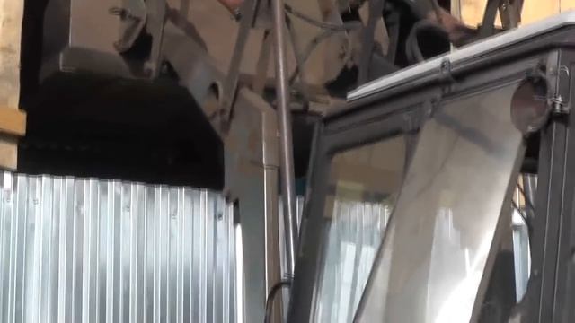 Ячмень на просушку О. Иоаким причёсывает Виталия на крыльце храма. 15. 09. 2018 смотреть онлайн