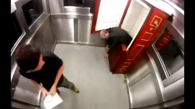 Corpse in Elevator - прикол Труп в лифте смотреть онлайн