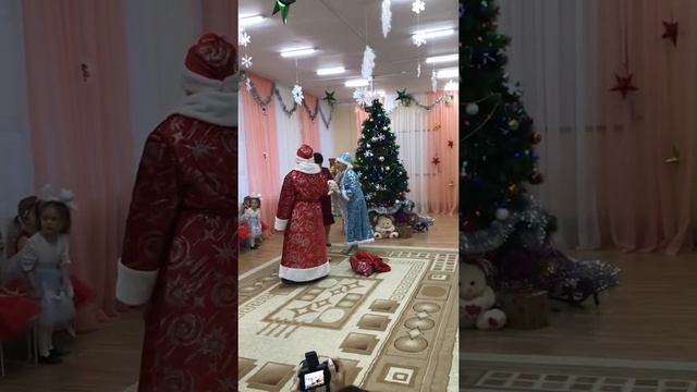Дед Мороз - подарки нам принёс смотреть онлайн