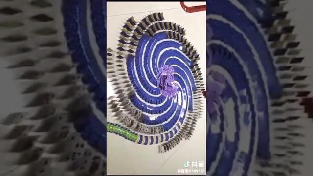 Красивые узоры из домино, прекрасное движение и игра красок. Оригинальная концовка для спящего... смотреть онлайн