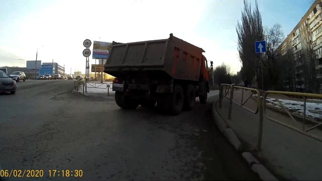 Саратов ВОНЮЧИЙ УРОД подрезает мост 3я Дачная смотреть онлайн