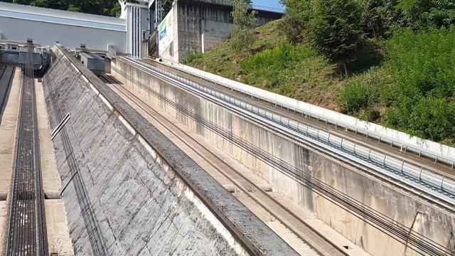 We take our Le Boat up The Saint-Louis-Arzviller Inclined Plane Lock смотреть онлайн
