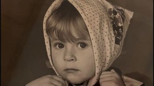 Девочке три, она едет у папы на шее...