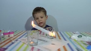 Макс и папа играют с набором для опытов