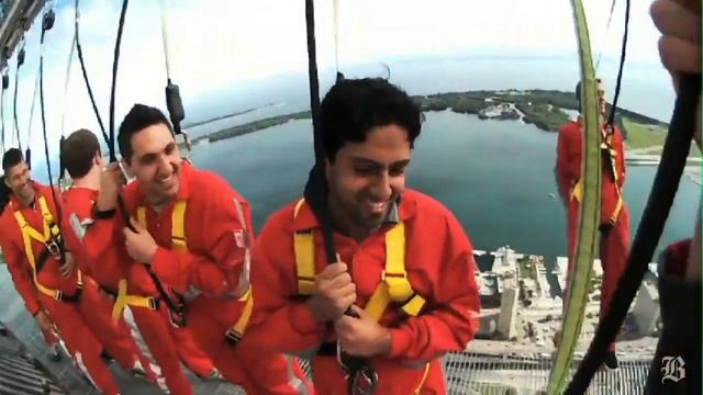 Walking on top of the CN Tower in Toronto смотреть онлайн