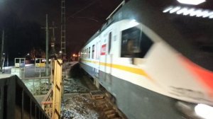 Электропоезд ЭП2д на высокой скорости прибывает на станцию МЦД Водники