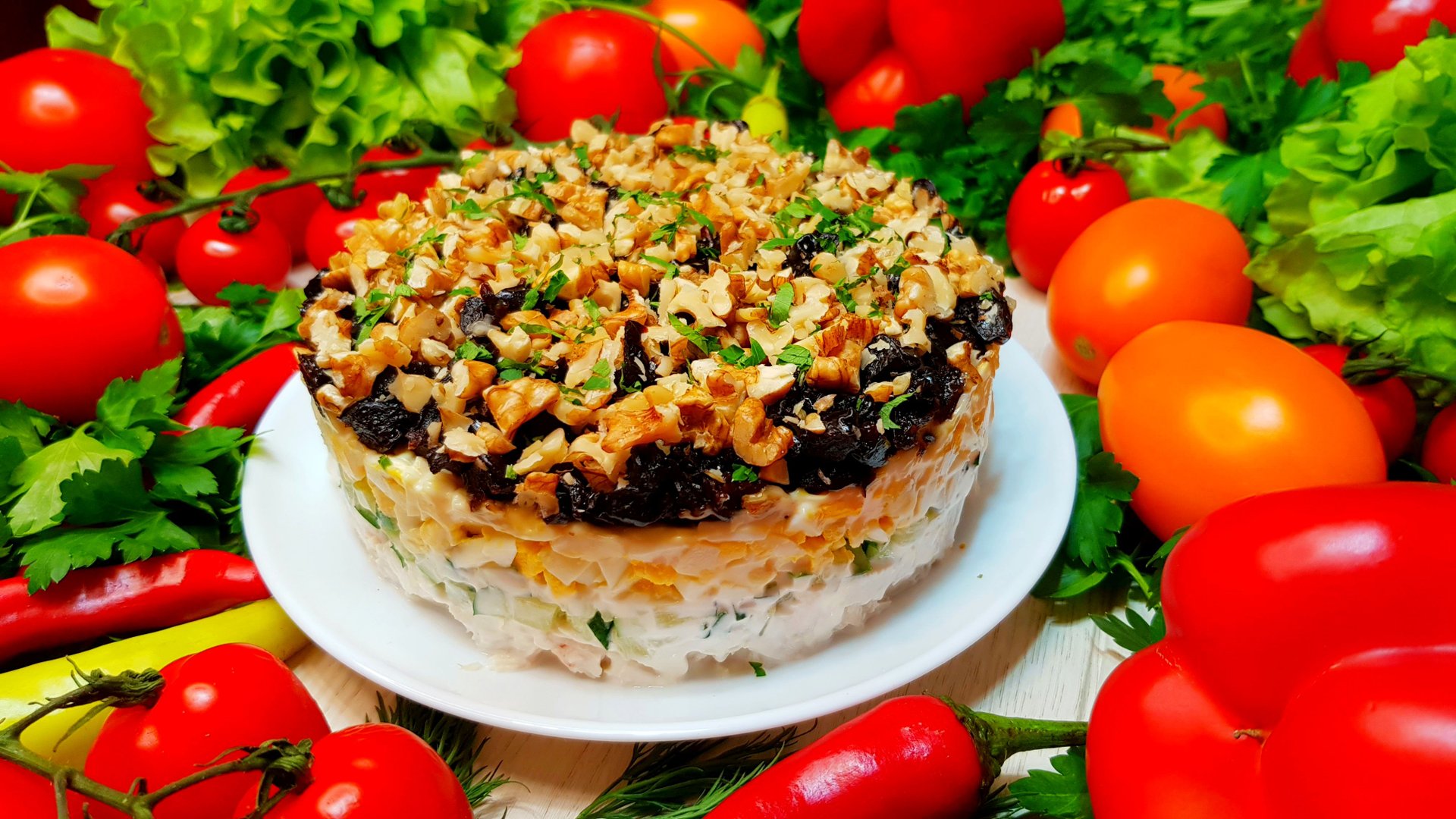 Яркий праздничный салат «Очарование» с курицей, черносливом и свежим огурцом – быстро и очень вкусно смотреть онлайн