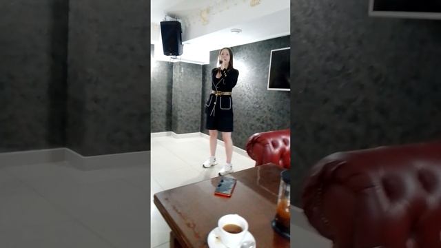 Талантливая Жилкина Даша 17 лет. поет песню