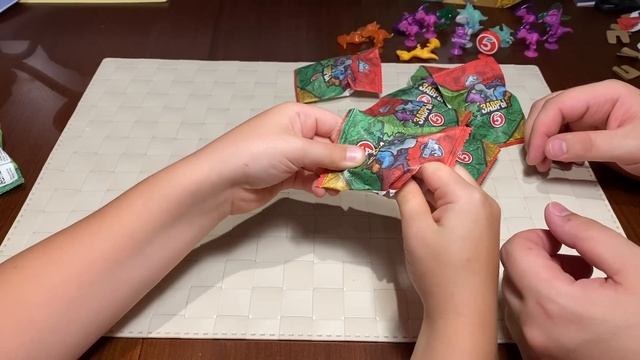 Открываем пакетики Завры из Пятерочки пополнение коллекции прилипалы смотреть онлайн