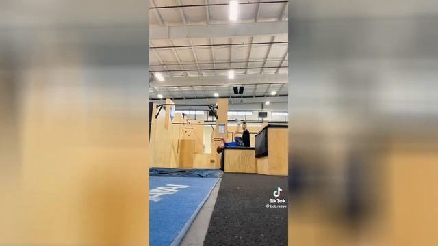 Как нужно делать сальто назад. !Внимание! Не повторять в одиночку
