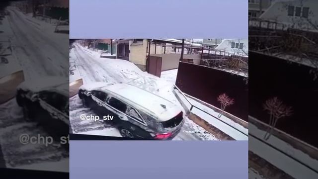 В Ставрополе иномарка попыталась въехать на скользкий подъём и снесла ворота смотреть онлайн
