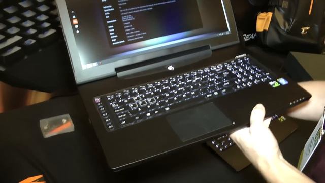 Vi klämmer på den tunna gamingdatorn Aorus X7 hos Gigabyte på CES смотреть онлайн