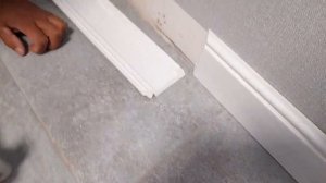 Как установить дюрополимерный плинтус самому.