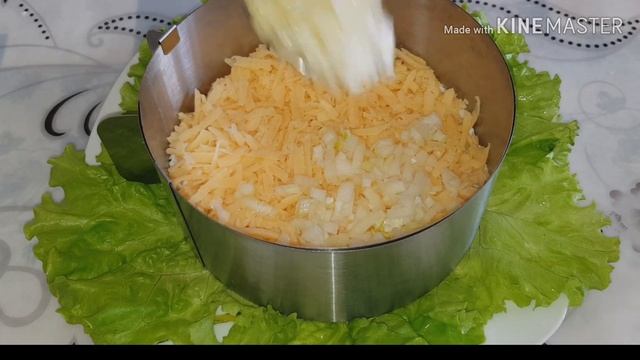 Праздничный салат «ЗАГАДКА» с сыром, луком, яблоком и крабовыми палочками смотреть онлайн