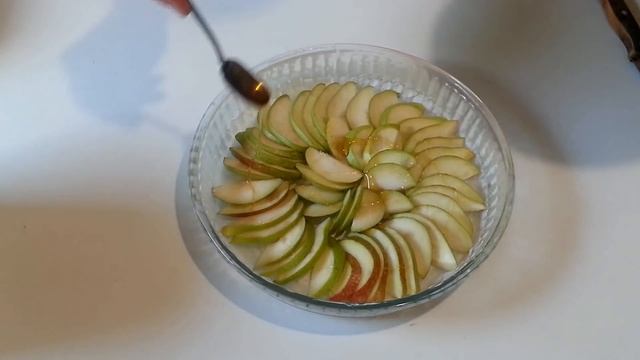 Медовая шарлотка с грушами. смотреть онлайн