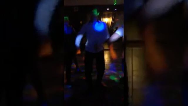 Иса танцует на день рождения Ислама смотреть онлайн