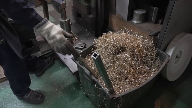 シンバルを作るプロセス。数千回の鍛錬で出来上がる日本唯一のシンバルメーカー。 смотреть онлайн