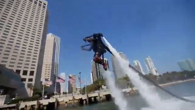 Летит на струях воды.Реактивный ранец Jetlev R200. смотреть онлайн