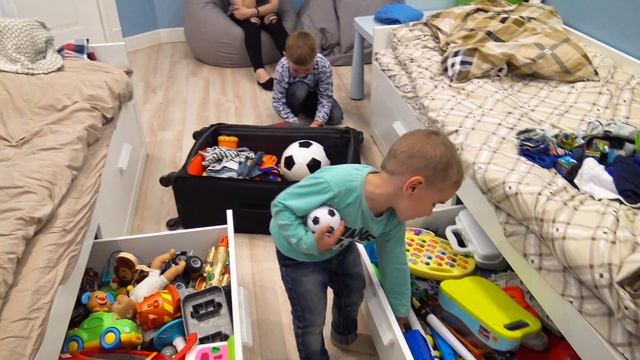 Целый чемодан игрушек Дети сами собираются в отпуск Каникулы и куда мы поедем? VLOG смотреть онлайн