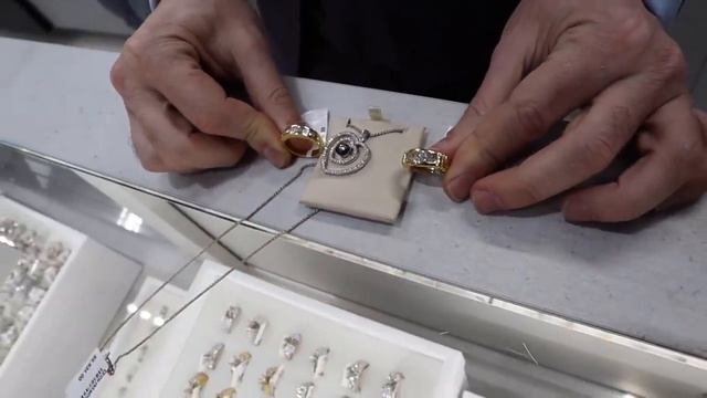 Я Даю Свою Кредитку Случайным Людям смотреть онлайн