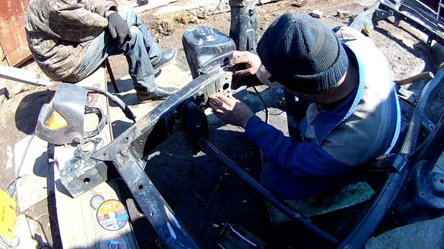 Рама ремонт. Замена кронштейнов двигателя, и креплений амортизаторов. смотреть онлайн