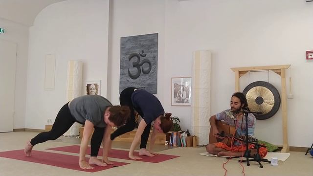 MoMo - Sonnengruß Surya Namaskar meditativ 20min смотреть онлайн