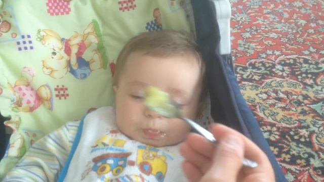 Ребёнок впервые пробует кашу смотреть онлайн