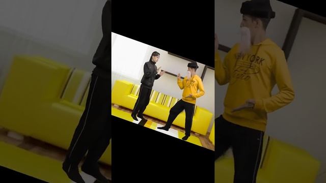 Танджиро встряхивает градусник смотреть онлайн