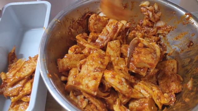 VLOG(ENG)|현실적인 신혼부부 밥상🥘,첫 결혼기념일🤍하리보전시회,도시락싸기(해물토마토슈트,충무김밥,오징어무침,꼬막무침,콩불,어묵탕,피자) смотреть онлайн