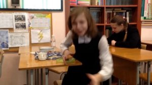 Девочка ест говно