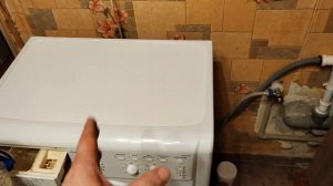 Трясет стиральную машину при отжиме машинка прыгает и ездит !